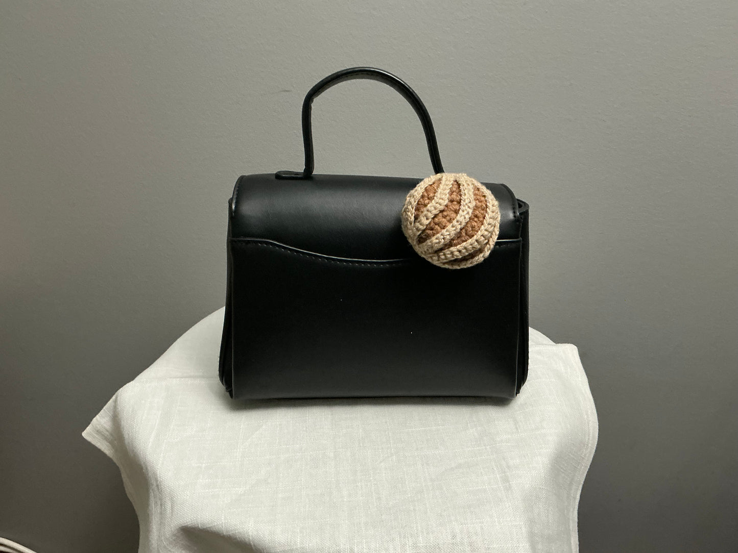 Crochet bag charm concha