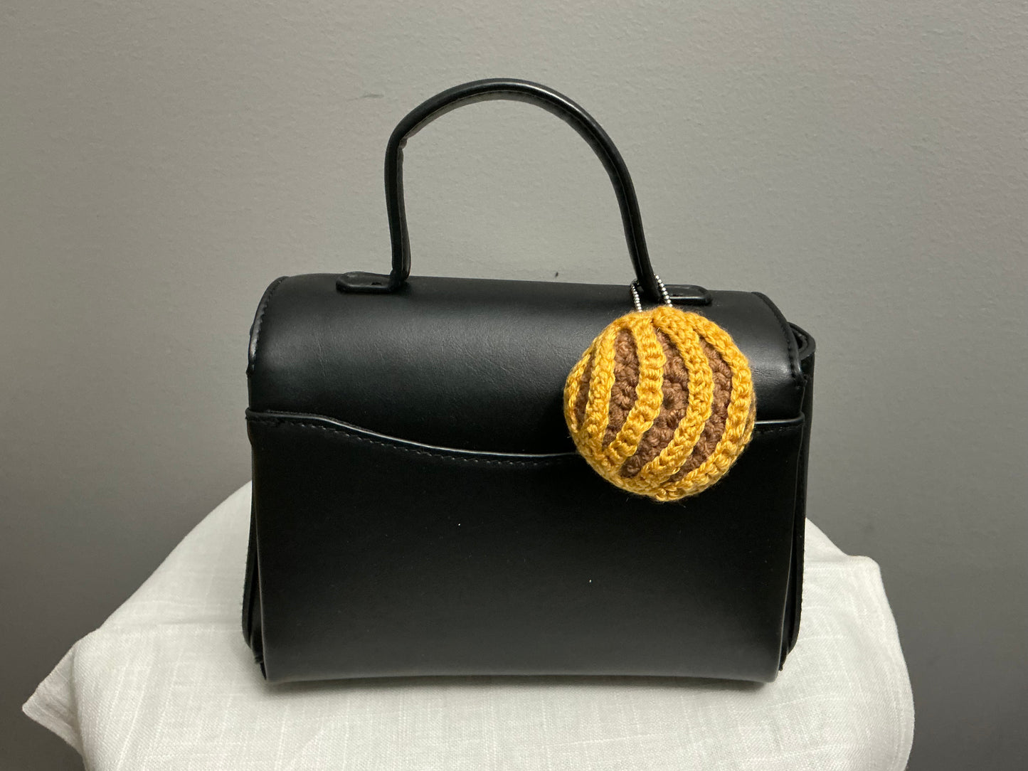 Crochet bag charm concha